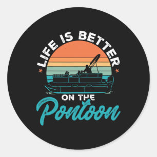 Pegatina Redonda La vida en barco de pontón es mejor en el pontón