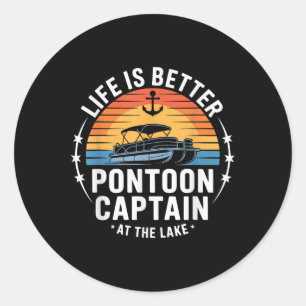 Pegatina Redonda La vida es mejor en el capitán de pontón del lago