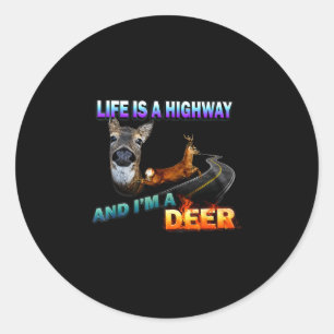 Pegatina Redonda La vida es una autopista y soy un ciervo 