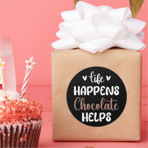 Pegatina Redonda La vida pasa cuando el chocolate ayuda a la tipogr