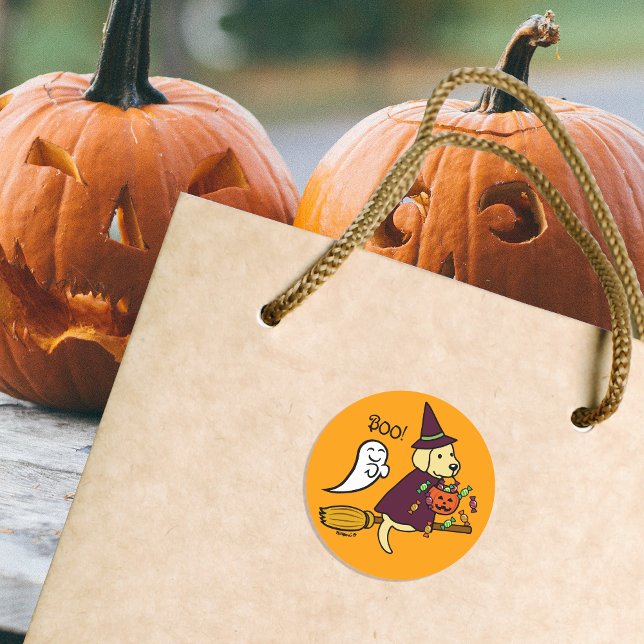 Pegatina Redonda Labrador amarillo de Halloween y baño (Halloween Yellow Labrador and Broom Stickers for Labrador Owners.  Cute Cartoon Design.)