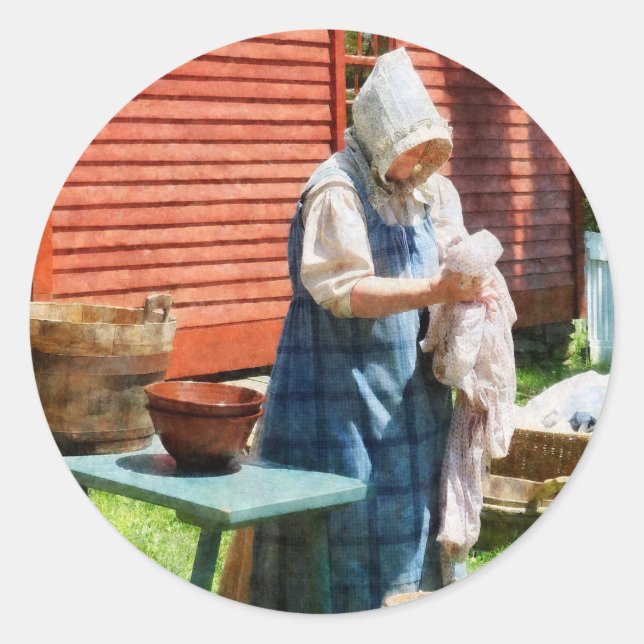 Pegatina Redonda Lady Doing Laundry (Anverso)