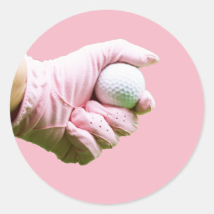 Pegatina Redonda Lady golfista de color rosa sostiene una pelota de