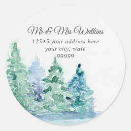 Pegatina Redonda Lago de montaña con árboles de pino y dirección de