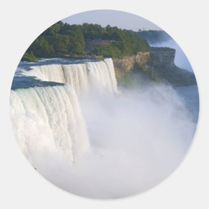Pegatina Redonda Las cataratas norteamericanas dan una mirada al Ni