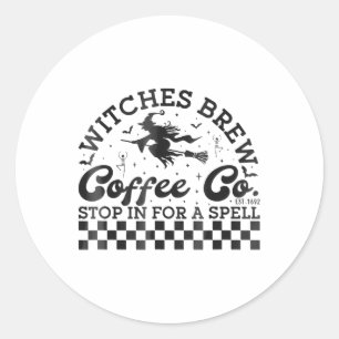 Pegatina Redonda Las divertidas brujas de Halloween preparan café y