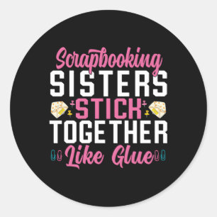 Pegatina Redonda Las Hermanas De Scrapbooking Se Mantienen Juntas C