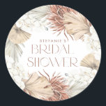 Pegatina Redonda Las hojas de palma de Boho y las orquídeas tejen u<br><div class="desc">Este pegatina acuático con ducha de novia cuenta con una cortina de flores de orquídeas blancas, hojas de palmera secas y pampas de pasto en tonos suaves y neutros. Perfecto para sellar bolsos de regalo, cajas de regalo o sobres, el diseño complementa los temas rústicos, boho o ducha de novia...</div>