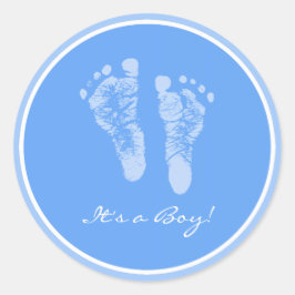 Pegatina Redonda Las huellas de un bebé azul lindo es un niño Baby