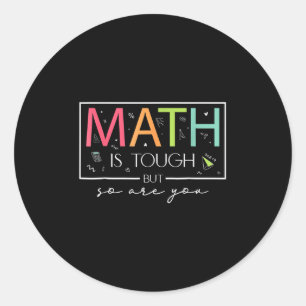Pegatina Redonda Las Matemáticas Son Duras, Pero También Volviste A