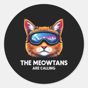 Pegatina Redonda Las Meowtains Están Llamando A Un Esquiador De Mon