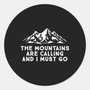 Pegatina Redonda Las montañas están llamando, y debo ir de excursió