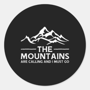 Pegatina Redonda Las montañas están llamando y debo ir. Retro Vin