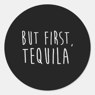 Pegatina Redonda Las mujeres pero la primera Tequila cómica bebida