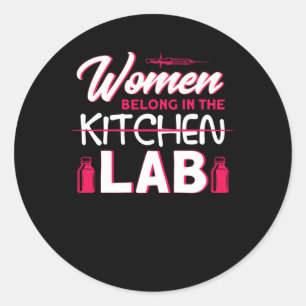 Pegatina Redonda Las mujeres pertenecen al laboratorio