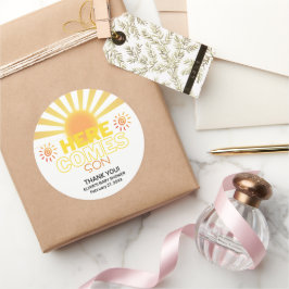 Pegatina Redonda Las Rayas Amarillas Aquí Vienen El Baby Shower Del