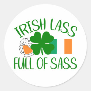 Pegatina Redonda Lass irlandés lleno de Sass ☘️ 💁 ♀️