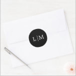 Pegatina Redonda Lauren Black Monogram Elegant Wedding<br><div class="desc">Sencillos stickers de bodas con un diseño moderno y elegante con su monograma inicial en una fuente serif blanca sobre un fondo negro. Los colores del fondo y del tipo de letra pueden cambiarse a los colores que desee. Una moda y un diseño de diseño, ideal para una pareja minimalista....</div>