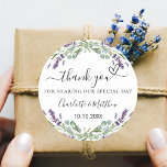 Pegatina Redonda Lavender eucalipto boda gracias<br><div class="desc">Un elegante fondo blanco decorado con flores de lavanda y vegetación de eucalipto. Personalice y agregue sus nombres y fecha de boda. Con el texto: Gracias por compartir nuestro día especial.</div>