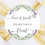 Pegatina Redonda Lavender eucalyptus boda tratar el favor<br><div class="desc">Un elegante fondo blanco decorado con flores de lavanda y vegetación de eucalipto. Texto: El amor es dulce,  por favor tómate un regalo.</div>