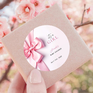 Pegatina Redonda Lazo de cinta rosa para baby shower Es una niña
