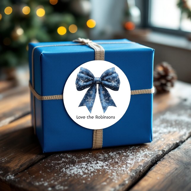 Pegatina Redonda Lazo de copo de nieve azul Navidad (Blue Snowflake Bow Christmas Holiday Classic Round Sticker)