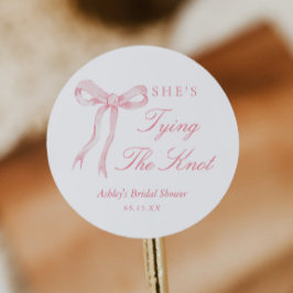 Pegatina Redonda Lazo rosa, ella está atando el nudo, fiesta de des