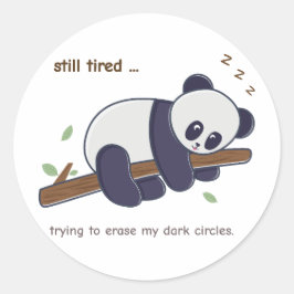 Pegatina Redonda Lazy Panda Quote – Aún Cansado y Ojeras