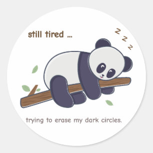 Pegatina Redonda Lazy Panda Quote – Aún Cansado y Ojeras