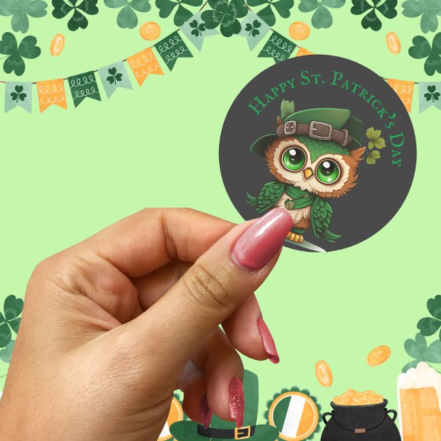 Pegatina Redonda Lechuza verde del Día de San Patricio (St. Patrick's Day Green Owl Classic Round Sticke)