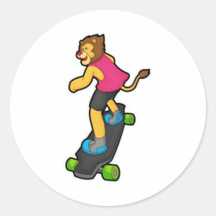 Pegatina Redonda León como Skateboarder con Skateboard