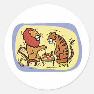 Pegatina Redonda León y tigre jugando al ajedrez