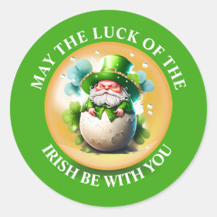 Pegatina Redonda Leprechaun gnome naciendo de noticias irlandesas d