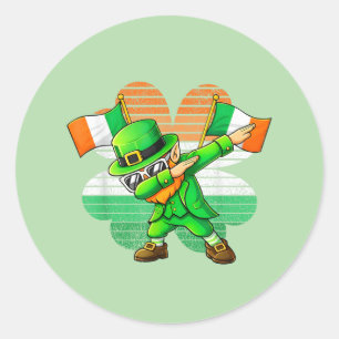 Pegatina Redonda Leprechaun haciendo Dabbing para niños y jóvenes