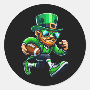 Pegatina Redonda Leprechaun Jugando Al Fútbol En El Día Del Deporte
