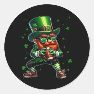 Pegatina Redonda Leprechaun Jugando Al Fútbol En El Día Del Deporte