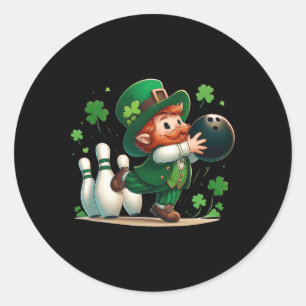 Pegatina Redonda Leprechaun jugando Bowling St Patrick's Day Shamro