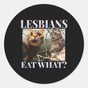 Pegatina Redonda Lesbianas divertidas del Orgullo Gay comen lo que 