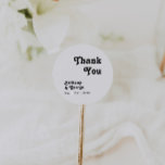Pegatina Redonda Letras Retro Modernas Gracias Favor De Boda<br><div class="desc">Este moderno pegatina redondo retro con letras de agradecimiento es perfecto para su boda de verano bohemio, único y moderno. La letra es un elegante tipo de letra negro de moda 70, que da a este diseño un diseño clásico minimalista de vibraciones hippie. Puede agregar sus propios gráficos o imágenes...</div>