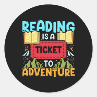 Pegatina Redonda Leyendo libro de profesores de la biblioteca de av