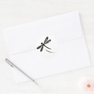 Pegatina Redonda Libélula de pincel de tinta – Arte de insectos min