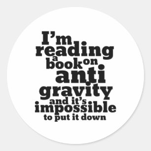 Pegatina Redonda Libro contra la gravedad: Geek Puns de ciencia div
