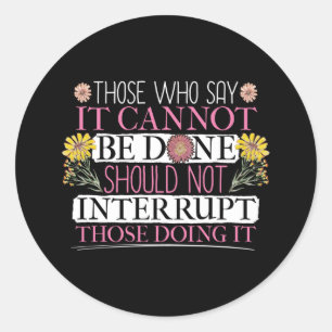 Pegatina Redonda Líder feminista empoderando a las mujeres