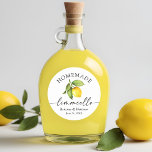 Pegatina Redonda Limoncello casero caligrafía limón acuarela<br><div class="desc">Moderno Minimalista pero elegante caligrafía Ink Script Watercolor Limón y verde Limoncello casero Bodas Pegatinas de etiquetas de botellas</div>