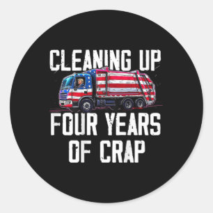 Pegatina Redonda Limpiando cuatro años de basura divertida de Trump