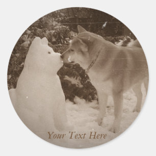 Pegatina Redonda lindo akita besando a un muñeco de nieve perro en 
