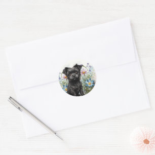 Pegatina Redonda Lindo perro Affenpinscher en un campo de flores si