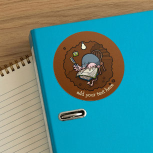 Pegatina Redonda Lindo topo de dibujos animados estudiante escribie