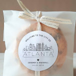 Pegatina Redonda Línea aérea de Atlanta | Boda Favor De La Bienveni<br><div class="desc">¡Mejore sus paquetes de bienvenida para bodas o sus favores para fiestas con un personalizado de pegatinas de bienvenida! Estos elegantes y minimalistas pegatinas están diseñados para un boda que se encuentra en la hermosa ciudad de Atlanta. Cuentan con un moderno paisaje de diseño con el nombre de la ciudad...</div>