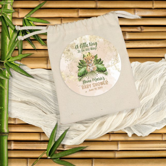 Pegatina Redonda Lion Cub Un Pequeño Rey Está En Camino De Baby Sho (Subido por el creador)